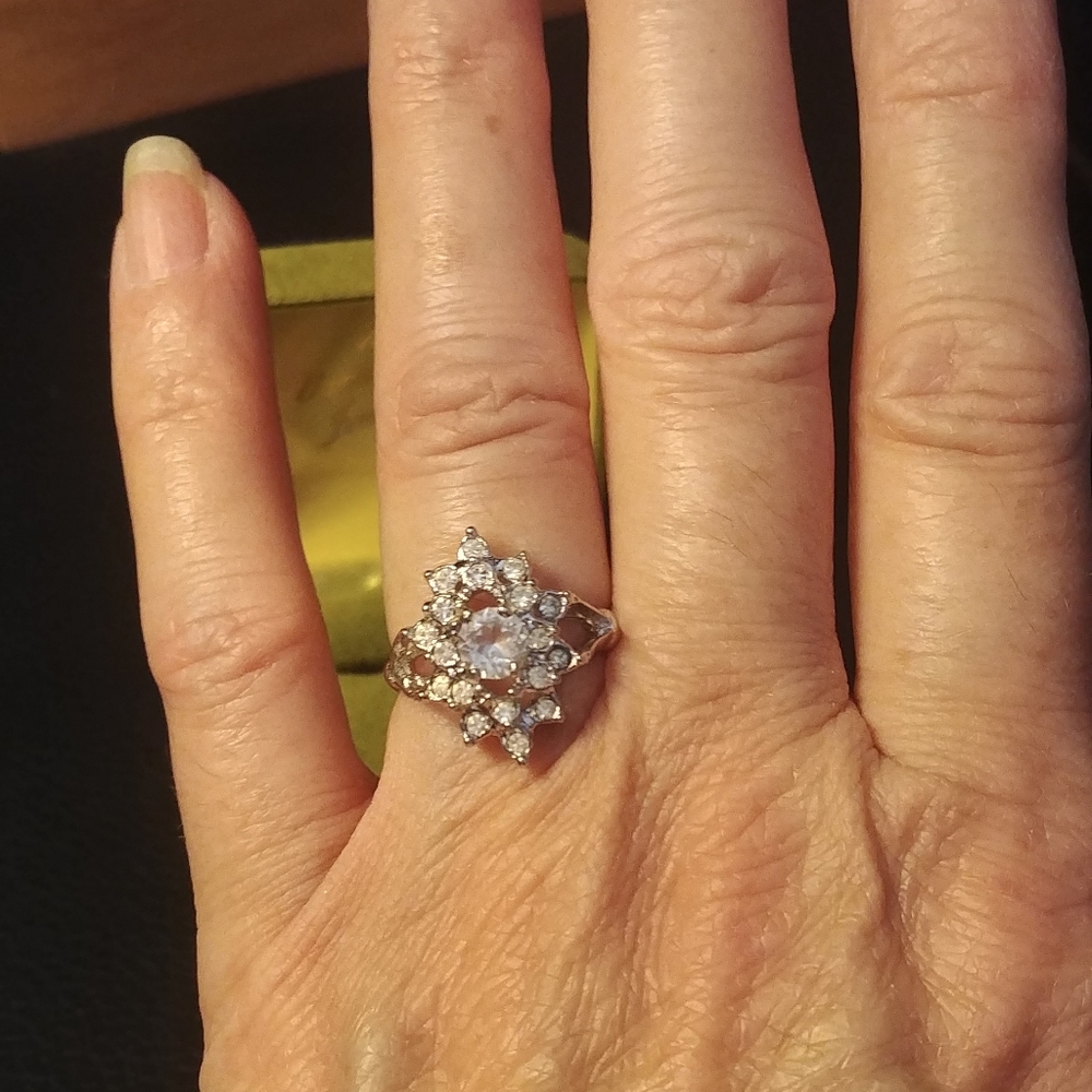 Vintage Vanderbilt Jewels Cocktail Ring - Picture 5 of 5